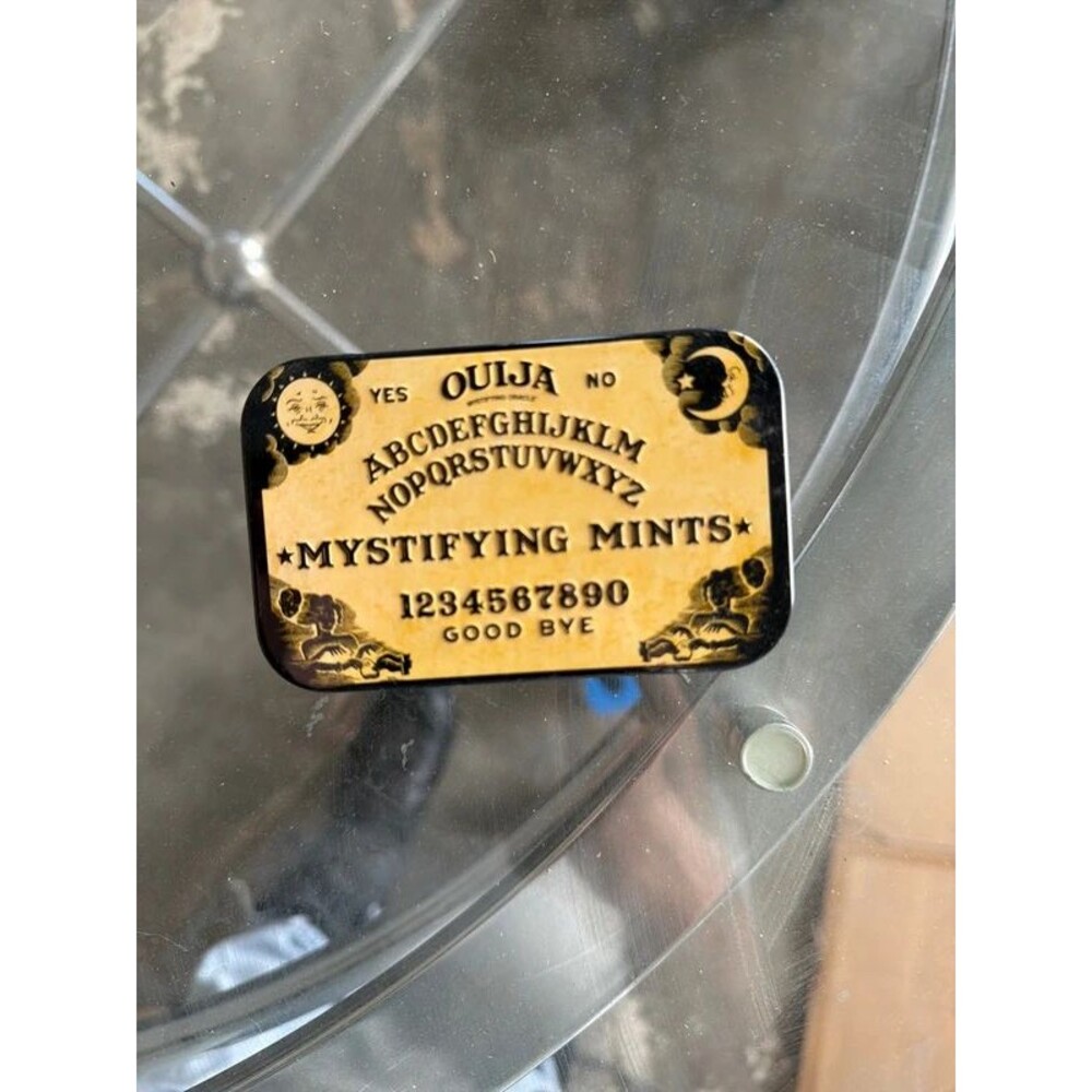 Unique tin with mints